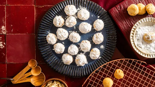 Keto Almond Snowball Cookie Bites