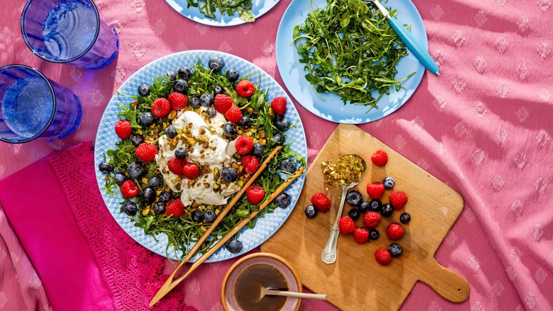 low-carb-berry-and-burrata-salad