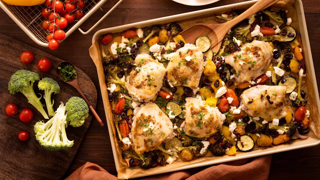 low-carb-mediterranean-chicken-sheet-pan